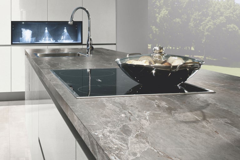 Scenă de bucătărie cu chiuvetă, plită și oală pe un blat