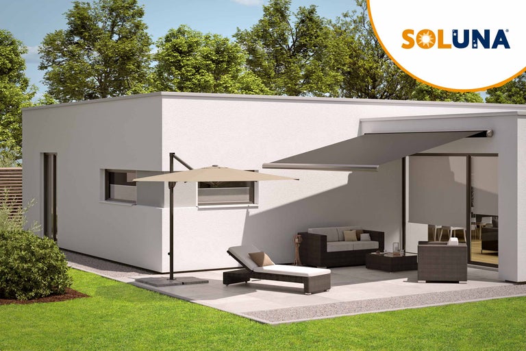 Terasa cu copertină, umbrelă de soare și mobilier de grădină în fața unei case. Logo Soluna.