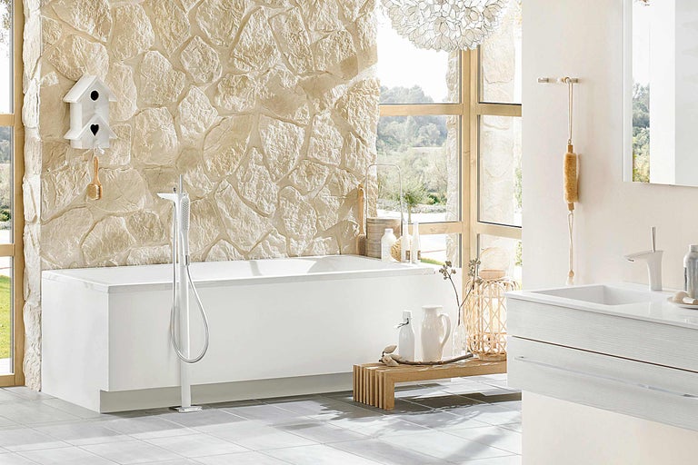 Baie cu cadă independentă, chiuvetă și perete de piatră