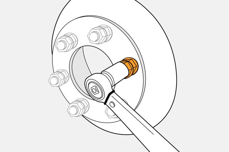 Cheie dinamometrică pe șurubul roții