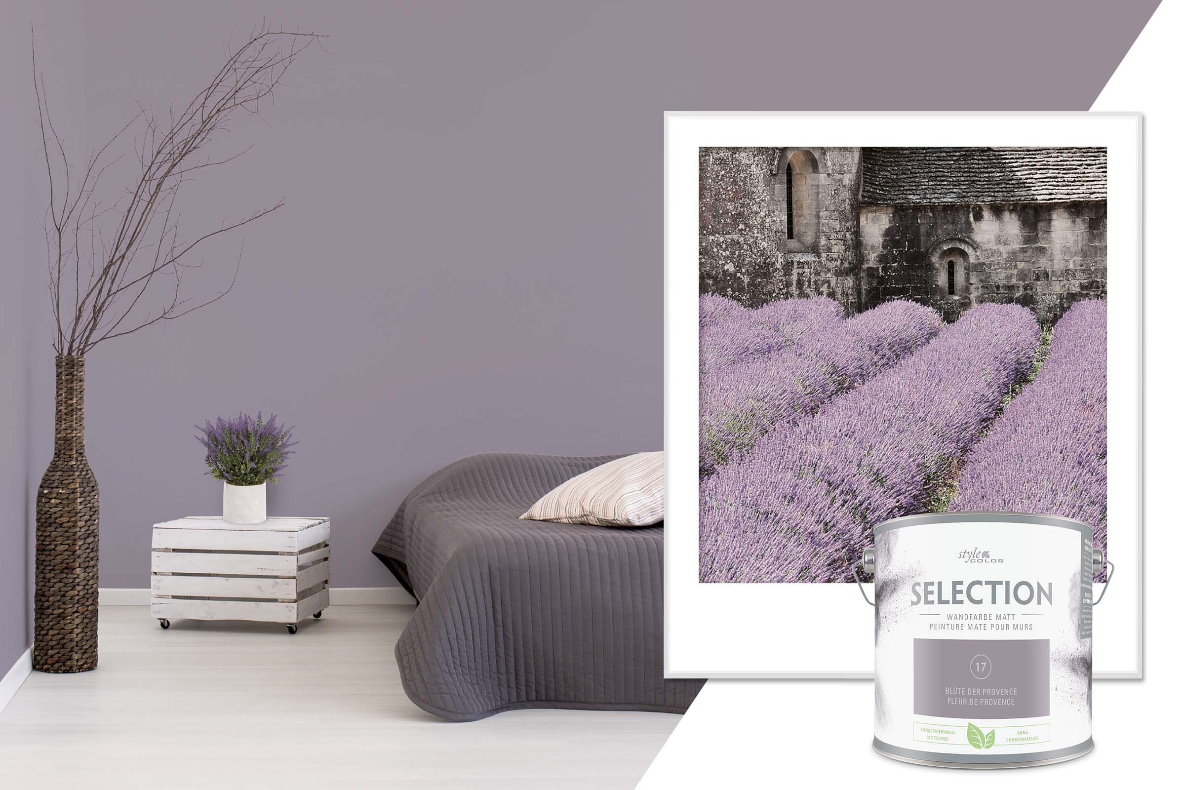 Cameră de zi cu pat, decorațiuni și un motiv de cutie de vopsea Floare de Provence