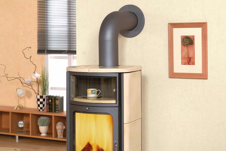 Șemineu în sufragerie cu conductă de fum