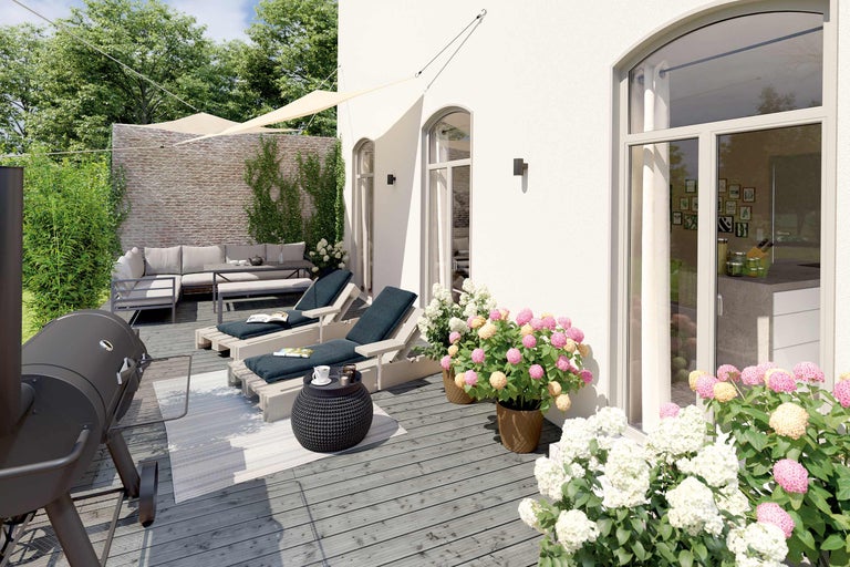 Exterior cu grătar, mobilier de grădină, pânză de umbrire și plante cu flori pe o terasă din lemn