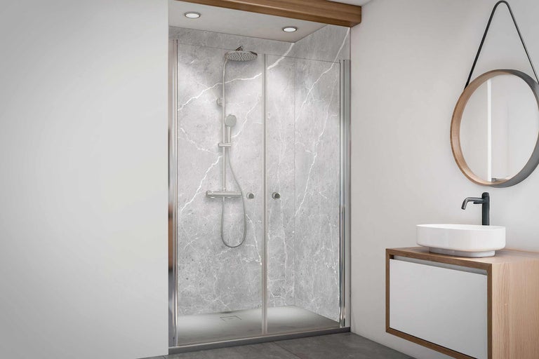 Baie cu cabină de duș, chiuvetă și oglindă