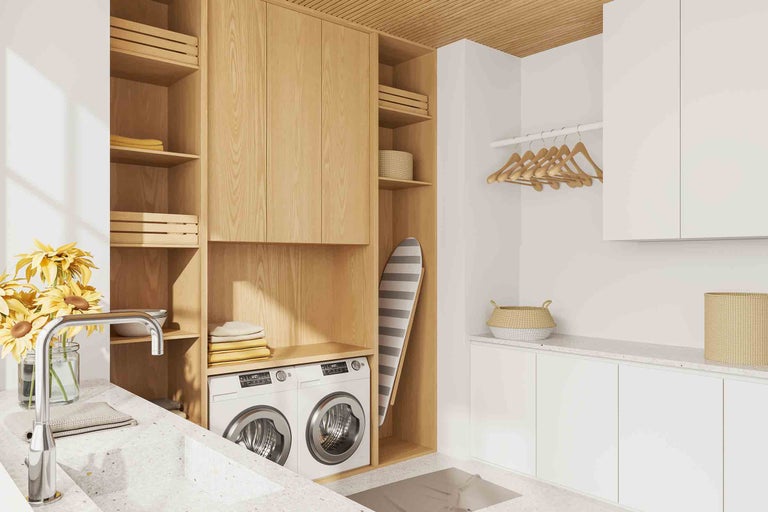 Spălătorie luminoasă cu mașină de spălat, uscător, rafturi și masă de călcat