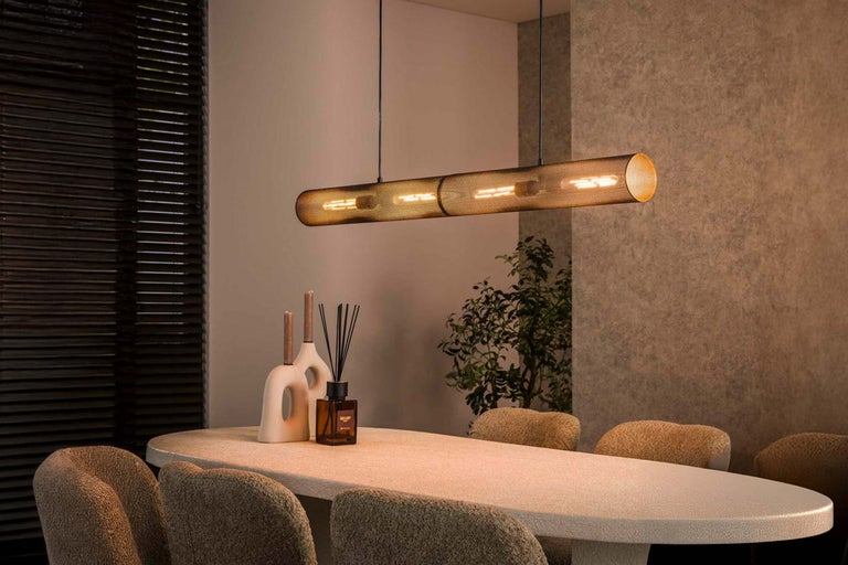 Sufragerie cu masă, scaune și lampă suspendată