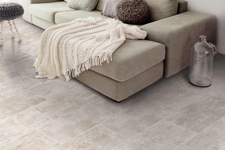 Gresie de podea în sufragerie cu canapea și decorațiuni