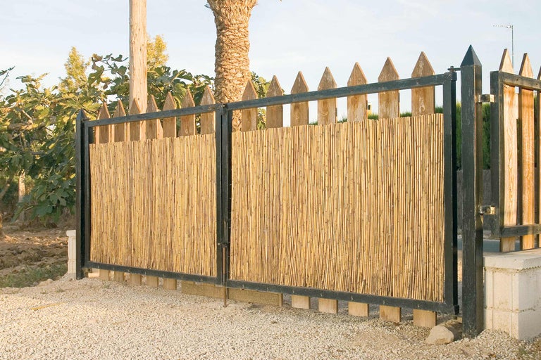 Poartă de grădină cu placare din bambus și detalii din lemn