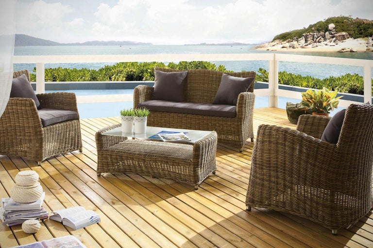 Terasa cu mobilier de relaxare din ratan și vedere la mare