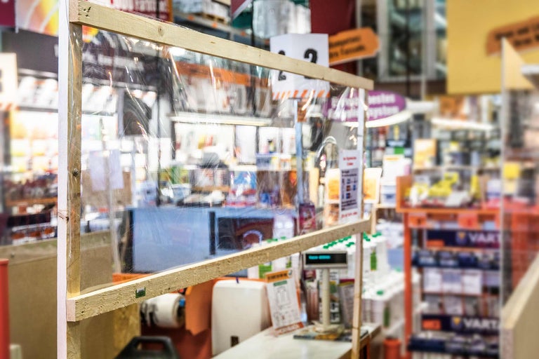 Ecran de protecție din lemn și plastic transparent pentru protecția împotriva infecțiilor cu picături