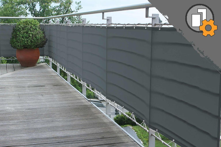 Terasa cu paravan de confidențialitate și jardinieră