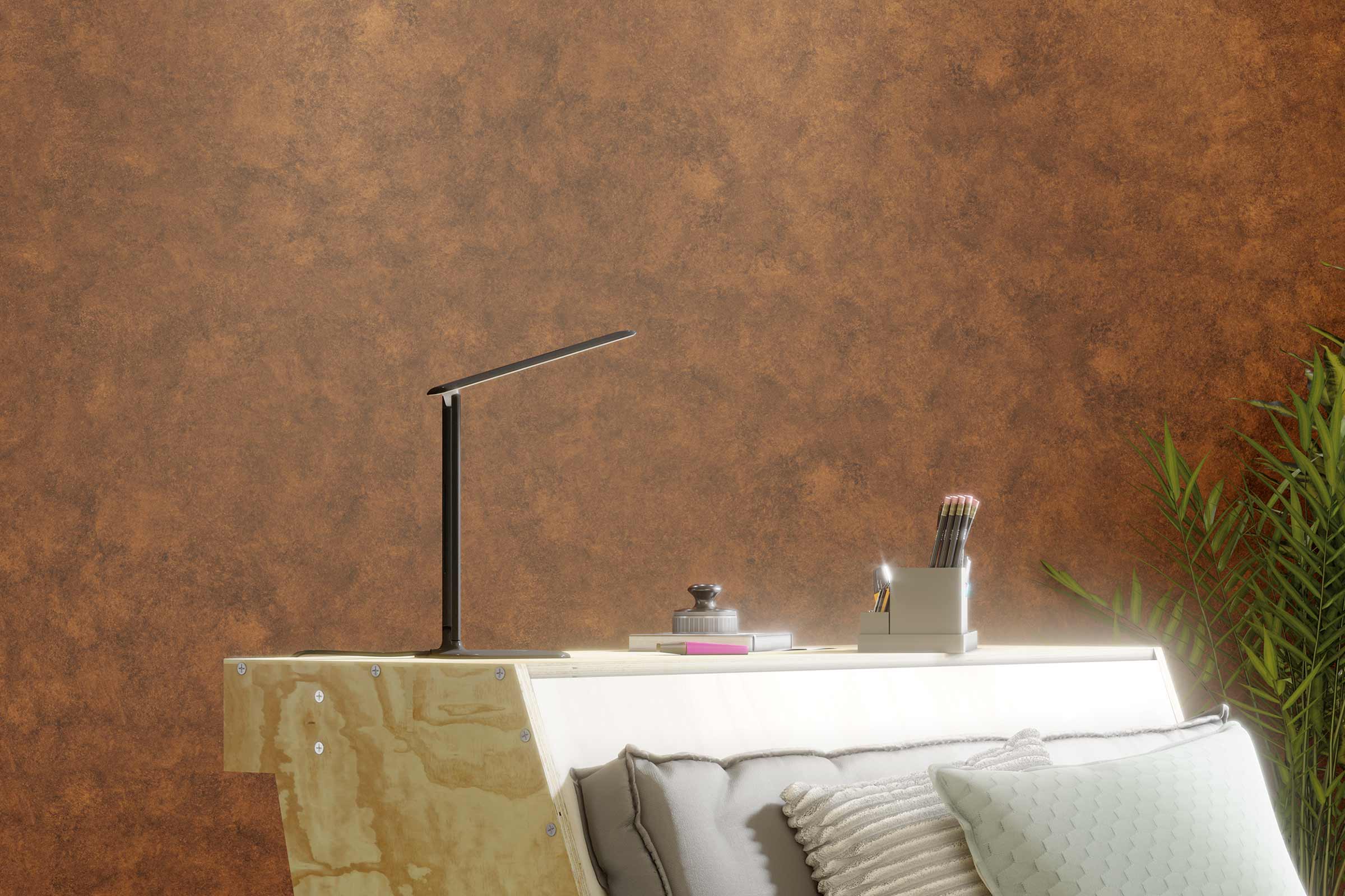 Scenă cu lampă de birou, suport pentru creioane și decorațiuni pe o noptieră