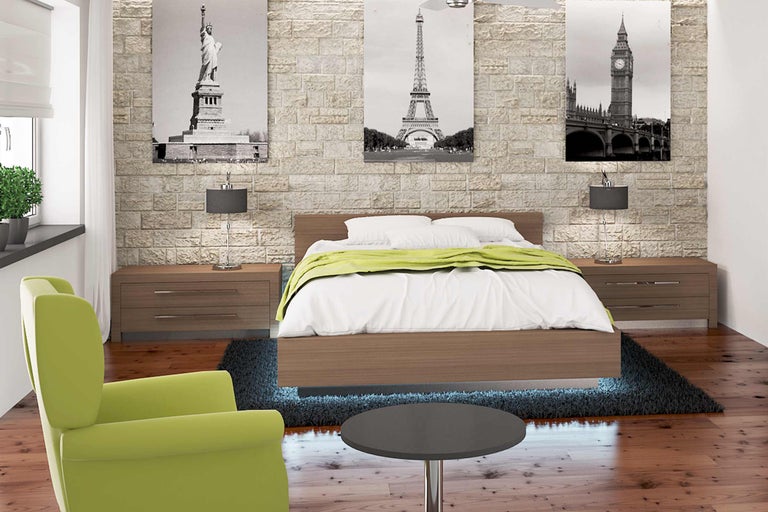 Dormitor luminos cu pat, noptiere și imagini decorative