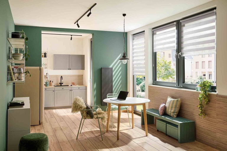 Living luminos cu masă de sufragerie, scaune și chicinetă