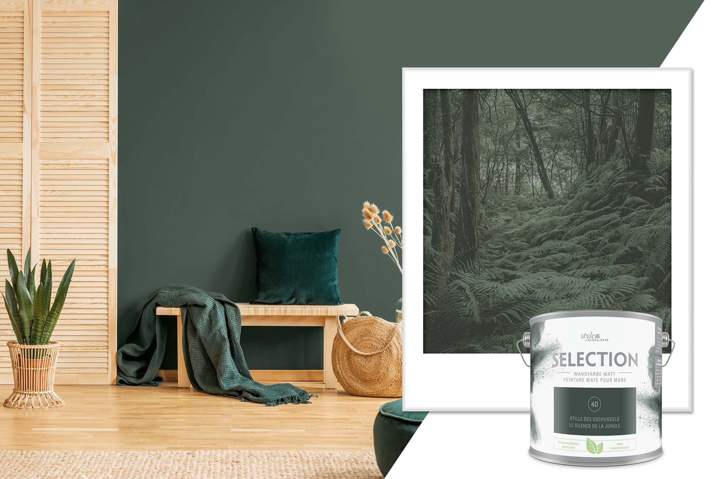 Scenă decorativă de locuit cu vopsea de perete Style Color Selection, nuanța Liniștea junglei, cu bancă, pernă și plantă de apartament