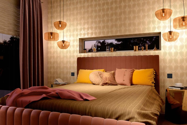 Dormitor cu pat, noptiere și lămpi suspendate