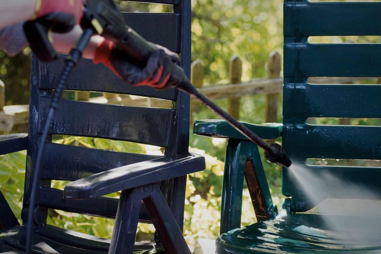 Curățarea mobilierului de grădină