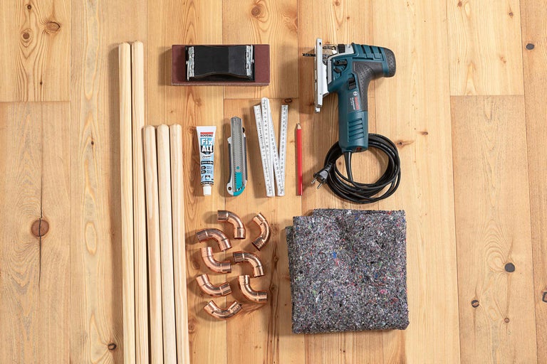 Banc de lucru cu fierăstrău vertical, bețe de lemn, bloc de șlefuire, adeziv, cutter, șubler, creion, arcuri de cupru și fleece