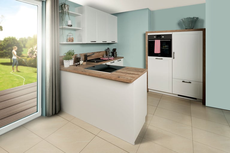 Bucătărie luminoasă cu insulă de gătit, dulapuri de bucătărie și aparate electrice
