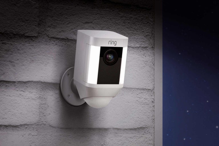 Cameră de securitate cu logo Ring pentru montare pe perete