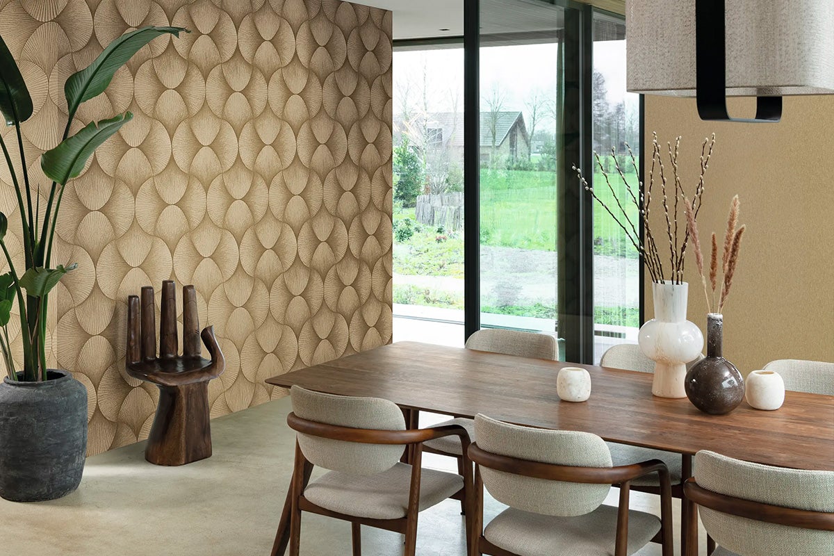 Sufragerie cu masă din lemn, scaune și tapet cu model pentru o ambianță stilată