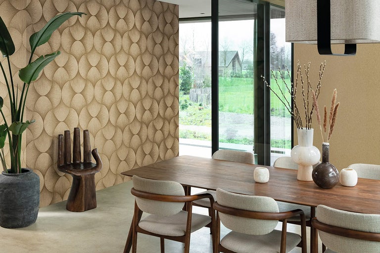 Sufragerie cu masă din lemn, scaune și tapet cu model pentru o ambianță stilată