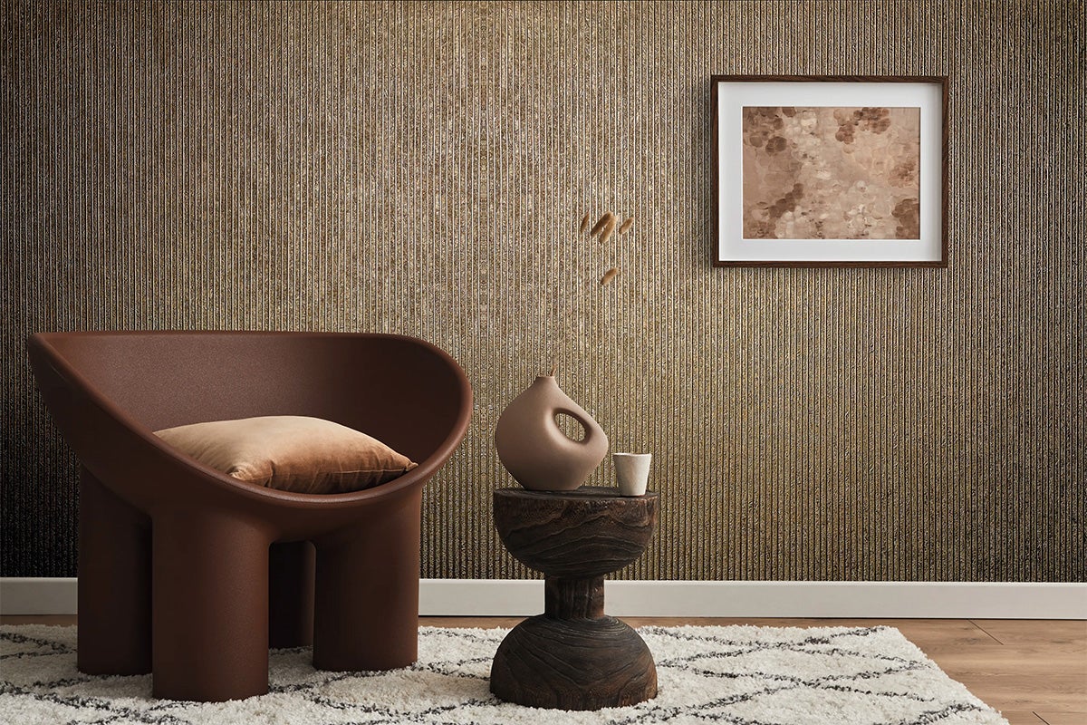 Scenă de living cu fotoliu, măsuță laterală, decorațiuni și fotografie înrămată pe perete