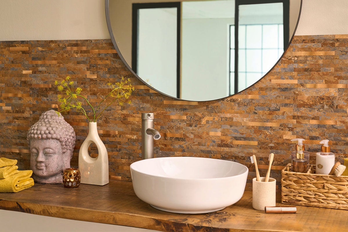 Baie cu lavoar, oglindă, robinet și perete mozaicat