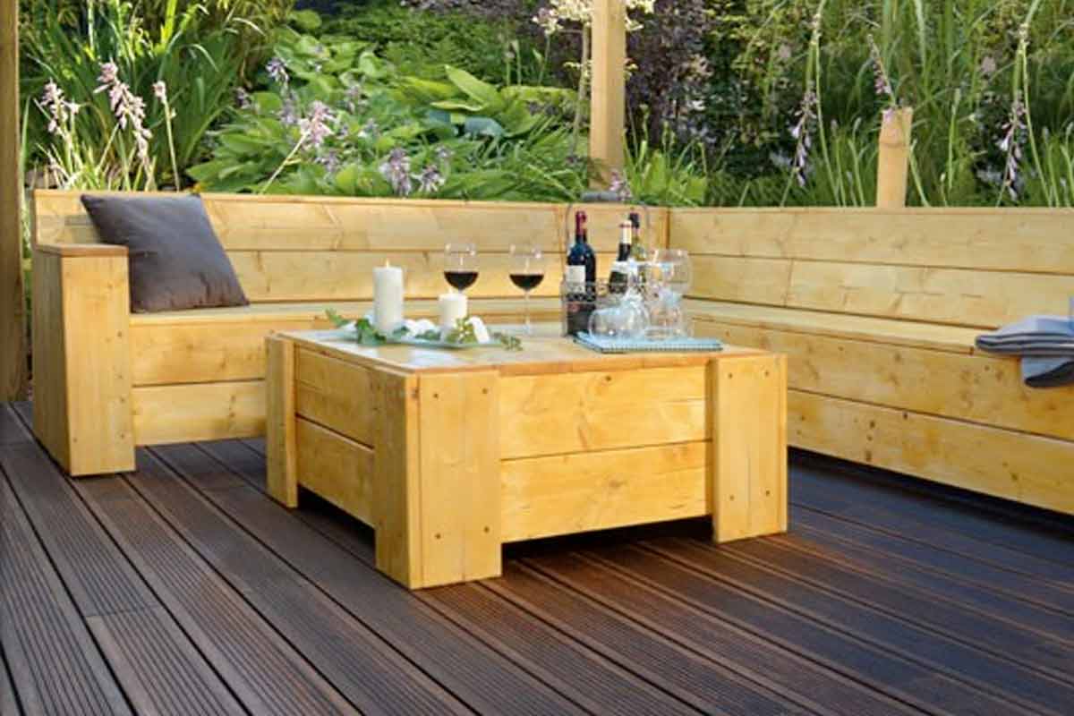 Salon de grădină din lemn cu masă și locuri pe o terasă