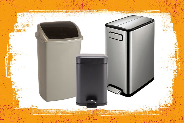 Trei coșuri de gunoi de diferite dimensiuni și modele