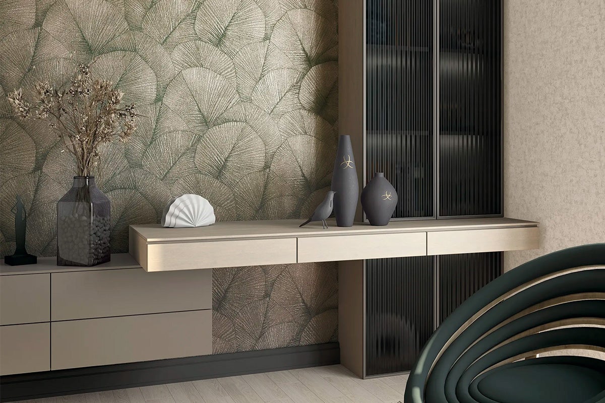 Zonă de locuit decorativă cu tapet cu model, comodă și dulap.