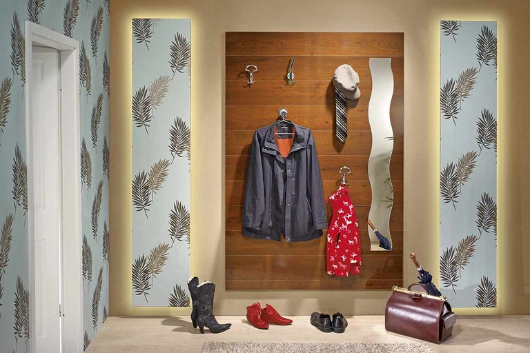 Hol cu dulap, oglindă și accesorii precum jachetă, pălărie și pantofi