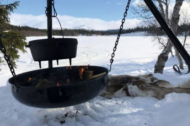 Vatră cu spânzurătoare de grătar și oală iarna