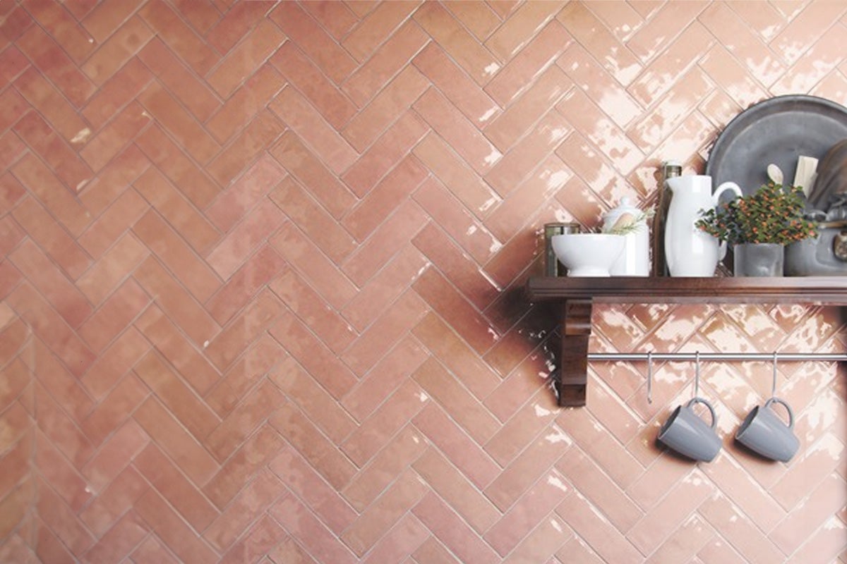 Faianță de perete în model herringbone cu raft, veselă și căni