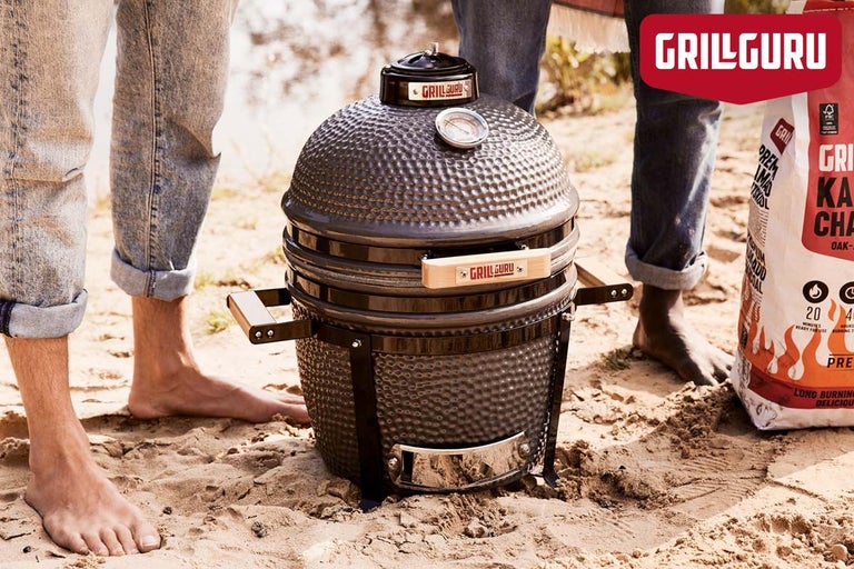 Grătar ceramic Grillguru pe nisip cu un sac de cărbune pentru grătar