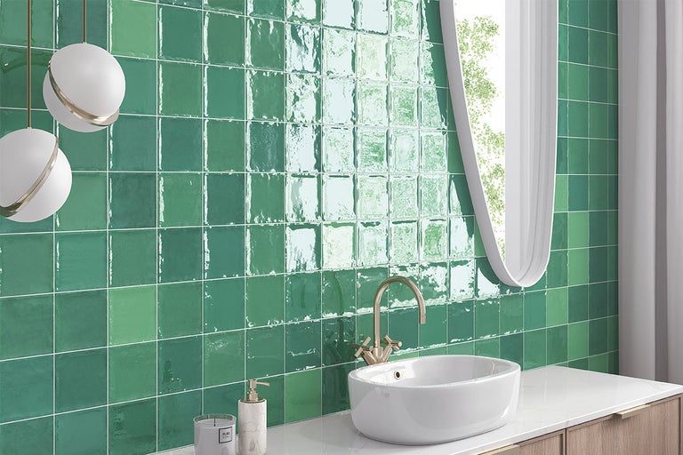 Baie cu plăci ceramice verzi, chiuvetă și oglindă