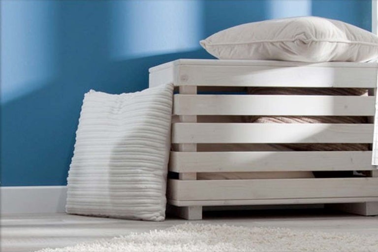 Cutie decorativă din lemn cu perne și pături pentru design interior.