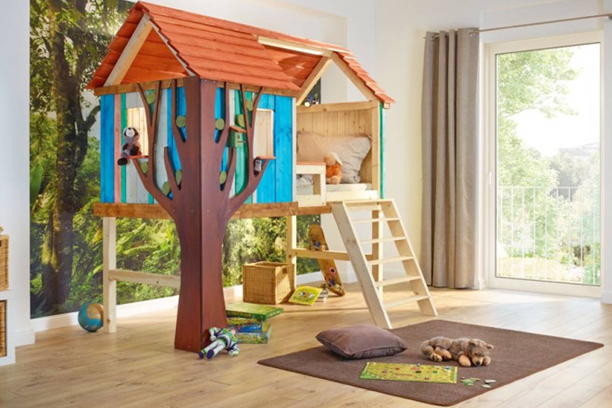 Cameră luminoasă pentru copii cu pat tip căsuță în copac, scară, covor și jucării