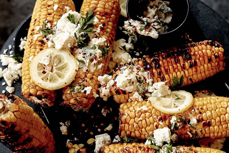 Știulete de porumb la grătar cu feta, lămâie și ierburi aromatice