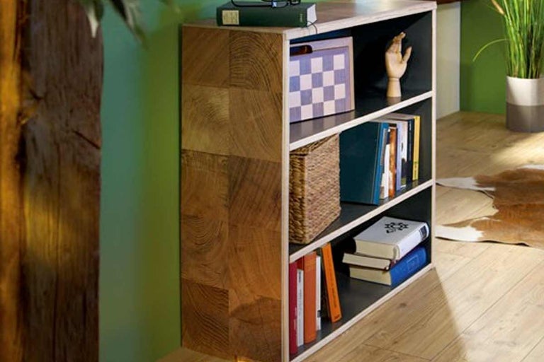 Bibliotecă din lemn cu trei rafturi pentru depozitarea cărților și a articolelor decorative.