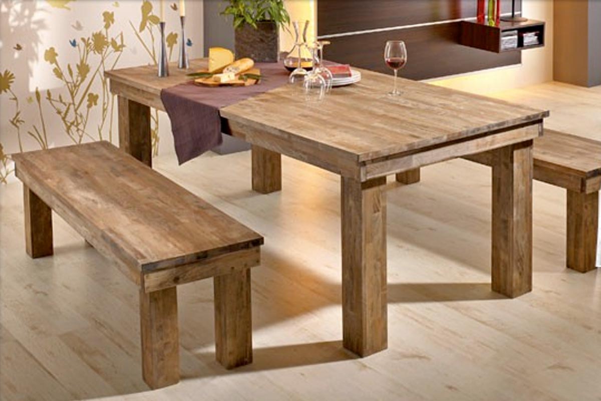 Set de masă cu masă din lemn și bănci din lemn în sufragerie