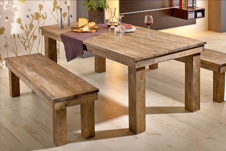 Set de masă cu masă din lemn și bănci din lemn în sufragerie