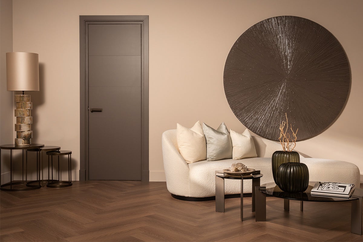 Cameră de zi cu ușă interioară, canapea și decorațiuni