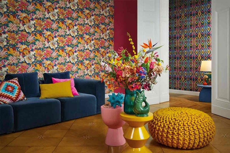 Cameră de zi decorativă cu tapet floral, canapea și accente colorate