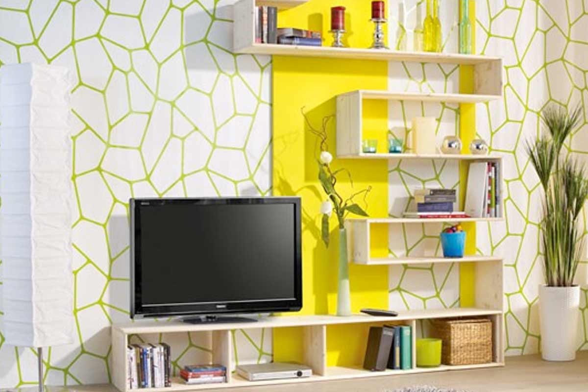 Cameră de zi cu televizor, rafturi și perete decorativ