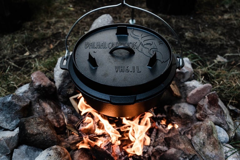 Valhal Outdoor oală olandeză VH6.1L deasupra unui foc de tabără