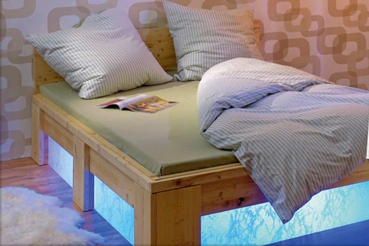 Pat cu somieră, saltea, perne și pilotă în dormitor
