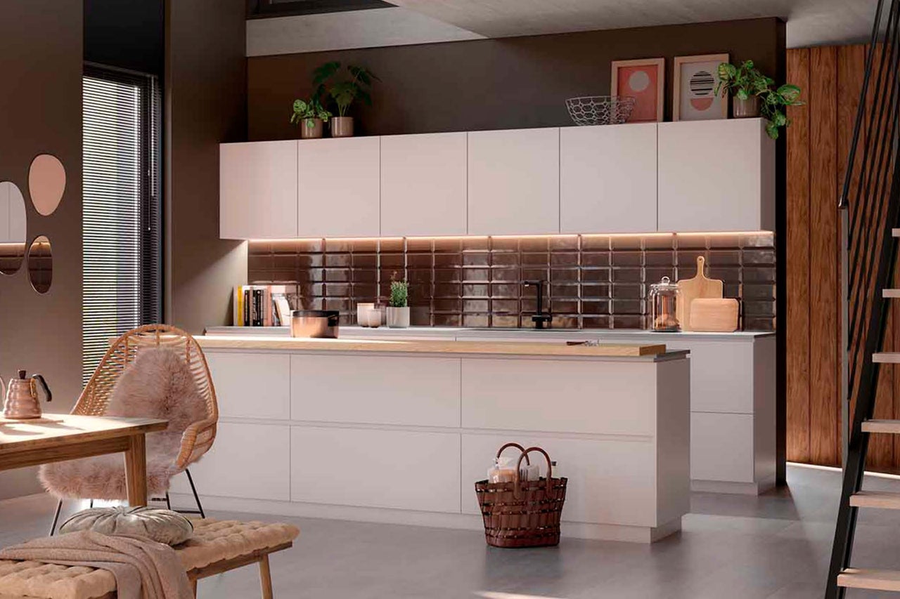 Bucătărie luminoasă cu mobilier modern și elemente din lemn