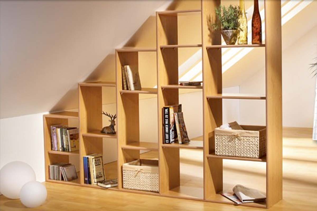Raft din lemn pentru scări într-o cameră cu decorațiuni și cărți