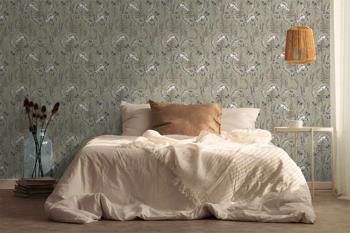 Dormitor cu pat și tapet verde cu model de plante